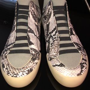 Low top fashion sneakers